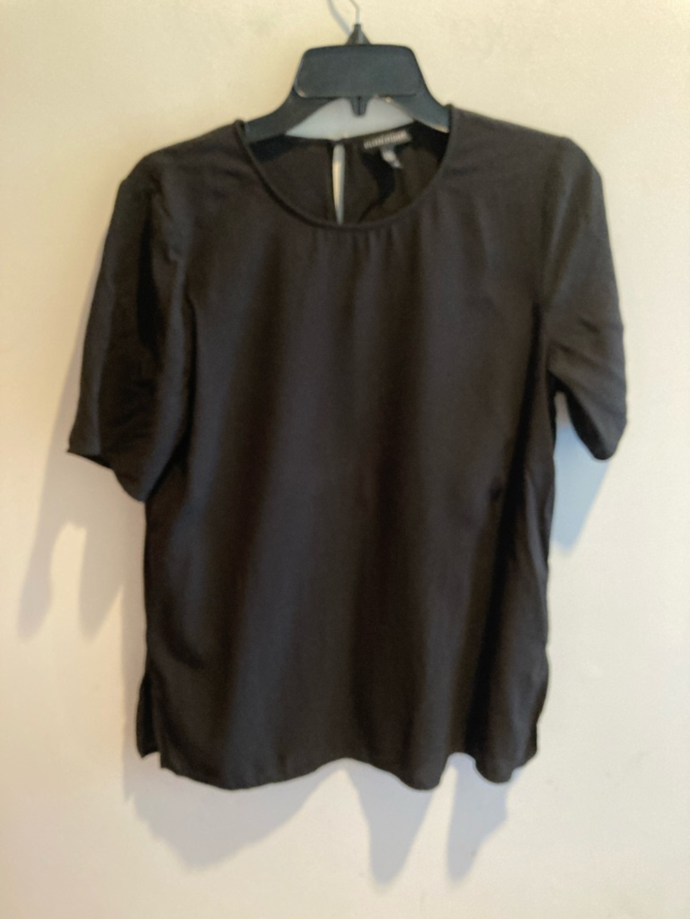 Eileen Fisher Black Short-Sleeve Round-Neck pit 19..5 length 27”. 100% Soie